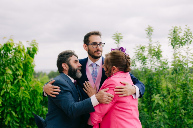 familia abrazando al novio