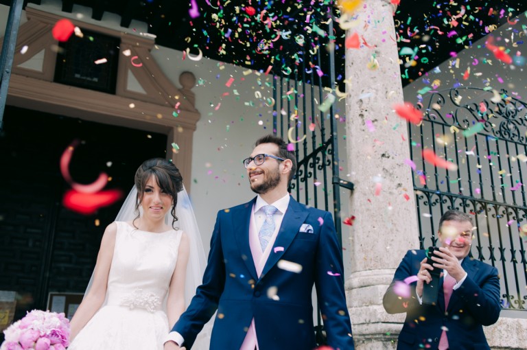 novios saliendo de la iglesia