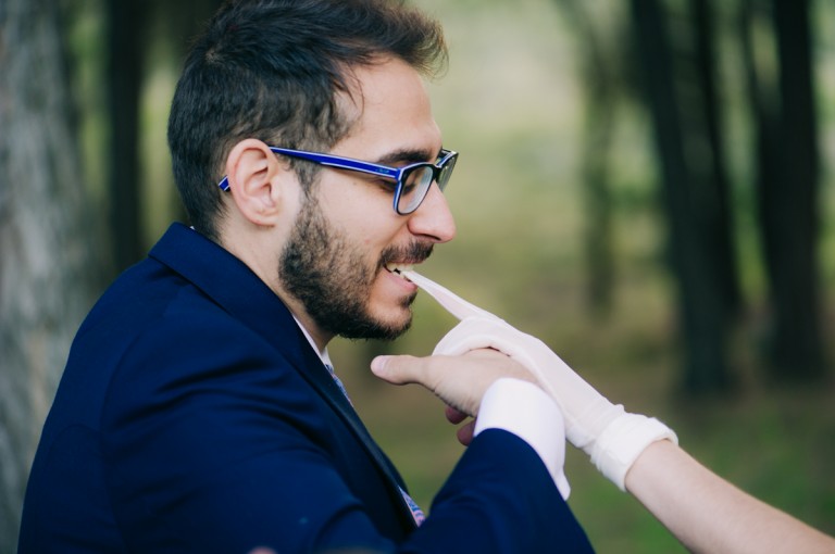 novios jugando con el guante de la novia