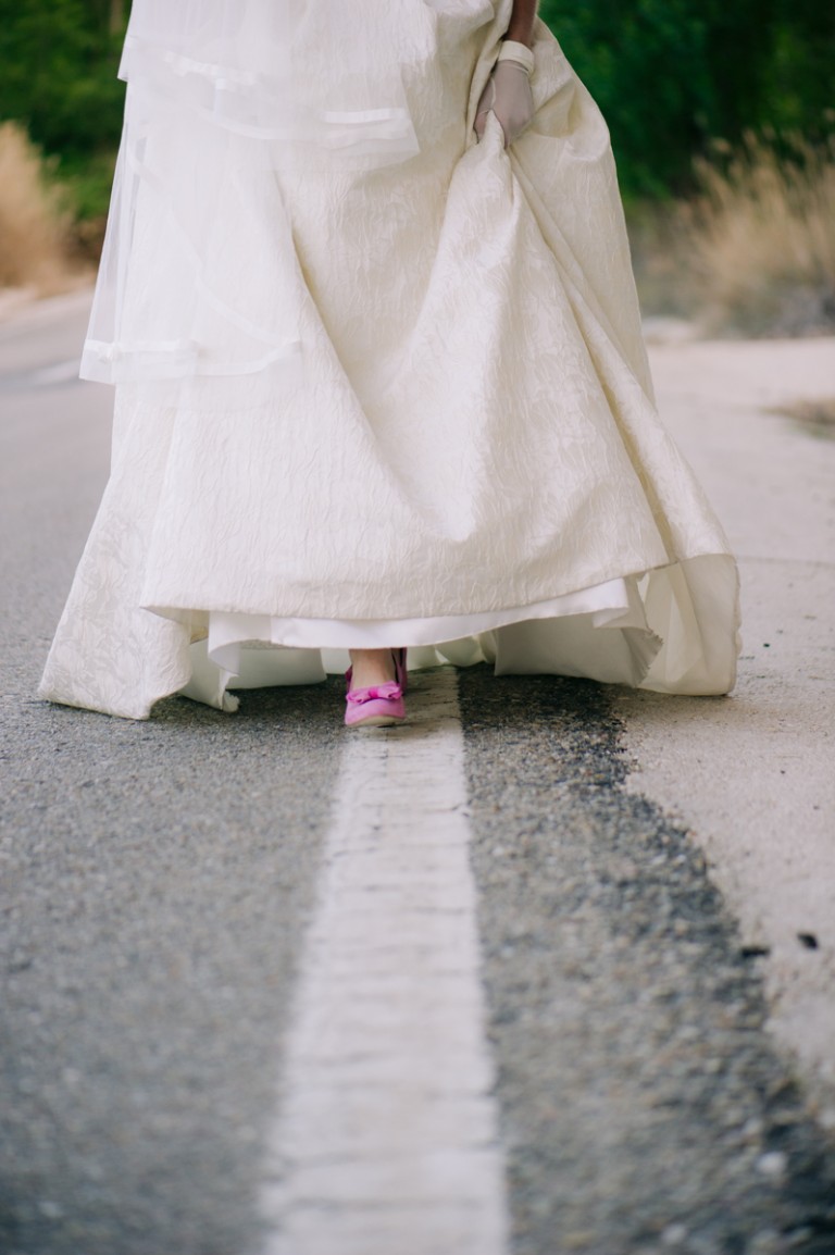 caminando con zapatos rosas