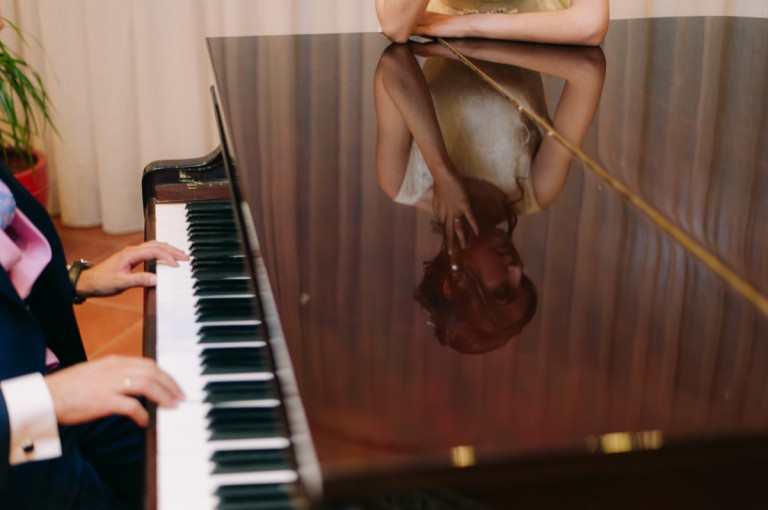 novio tocando el piano