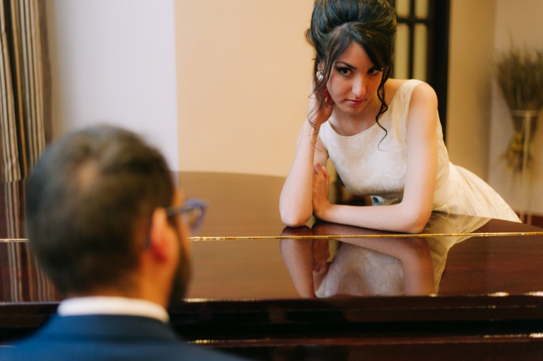 novia apoyada en el piano