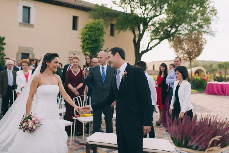 novios en el altar