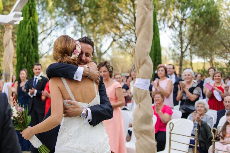 abrazo de los novios