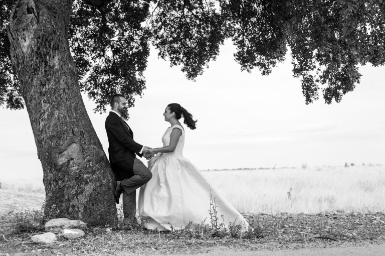 fotografía de novios en blanco y negro