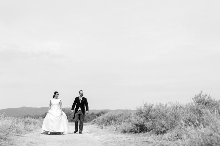 posado de novios en el campo