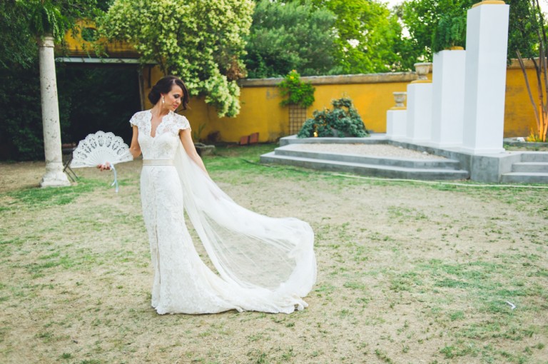 vestido de novia con abanico