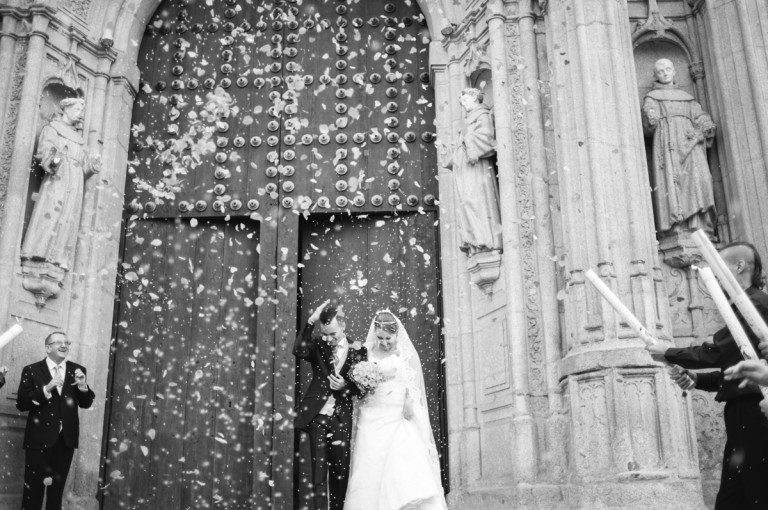 salida de los novios de la iglesia