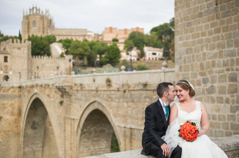 novios sentados en la muralla de Toledo