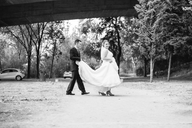 novio llevando el velo de novia