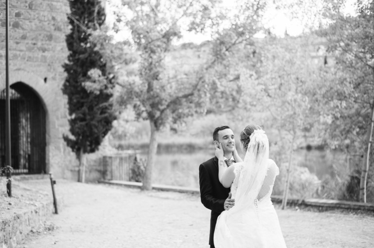 novios en el puente de la Cava