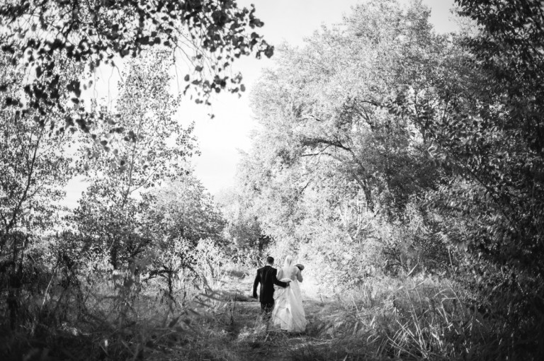 novios paseando por la orilla del Tajo