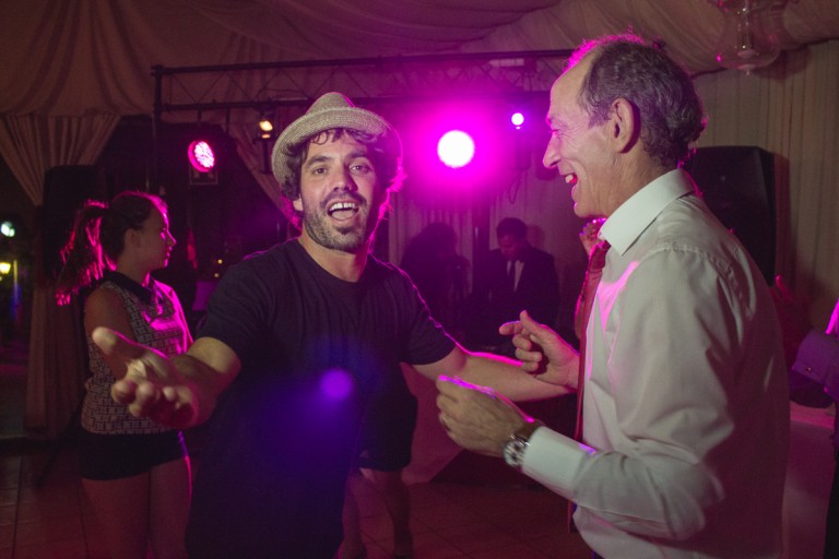 invitados de la boda en la disco