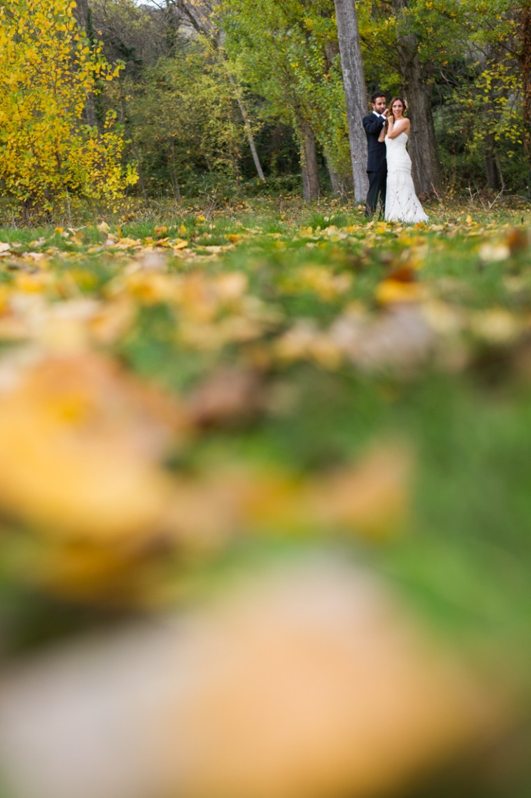 novio colocando el peinado a la novia