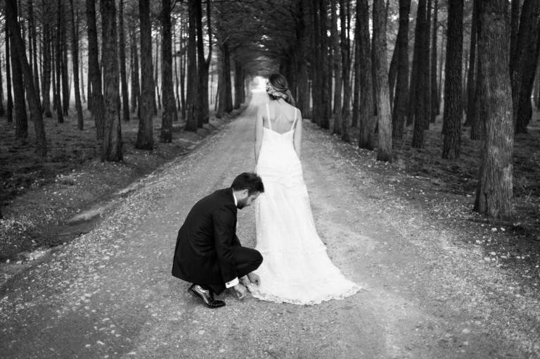 novio colocando el vestido a la novia