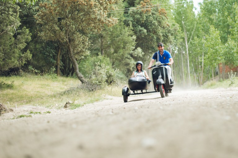 novios montados en un sidecar