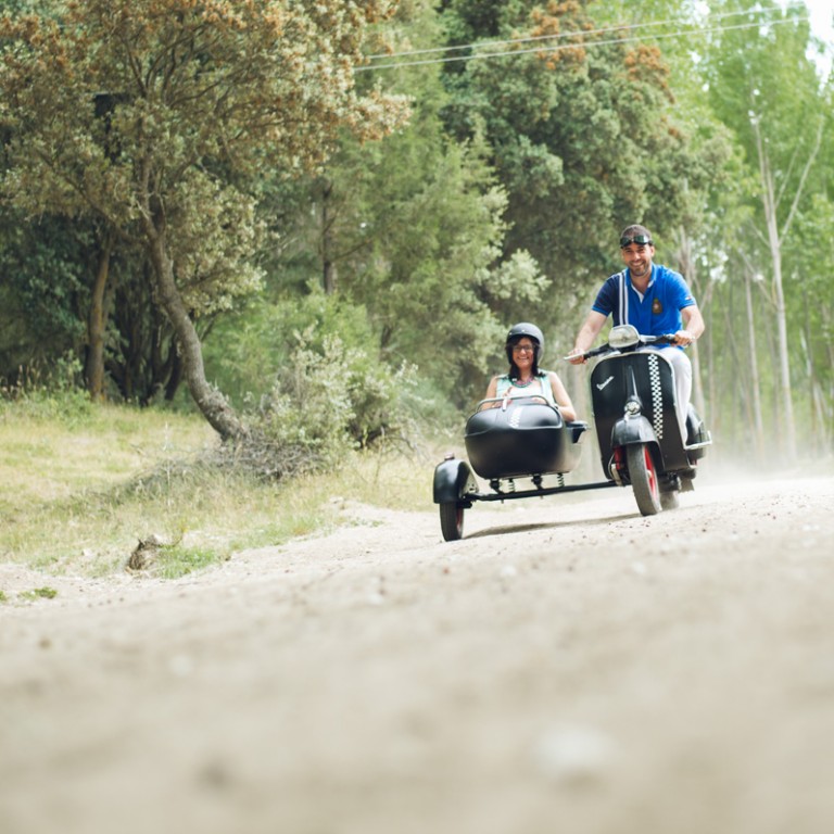 novios montados en un sidecar