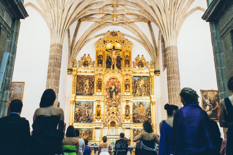 novios en el altar