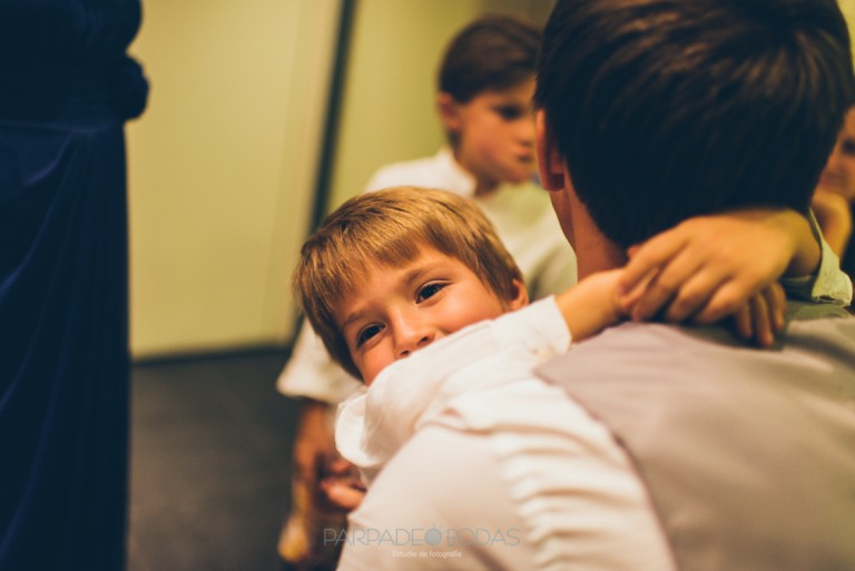 abrazando a su sobrino