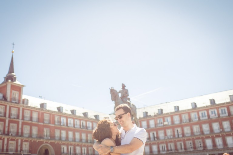 sesión de preboda en la Plaza Mayor en Madrid