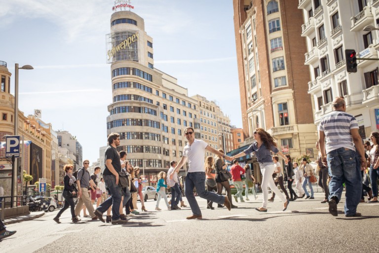 sesión de preboda en la Gran Vía en Madrid