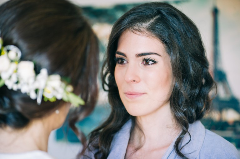 hija de la novia emocionada