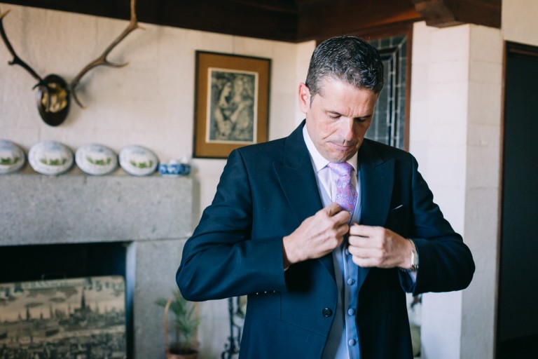 novio vistiéndose