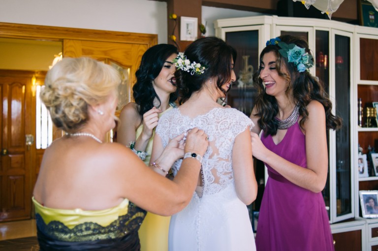 familia vistiendo a la novia