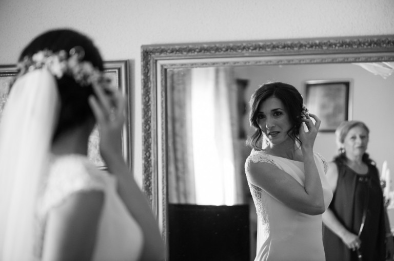 novia maquillándose en el espejo