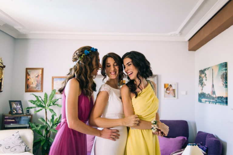 novia con las hijas sonriendo