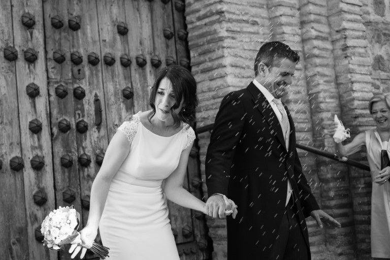 tirando arroz a los novios