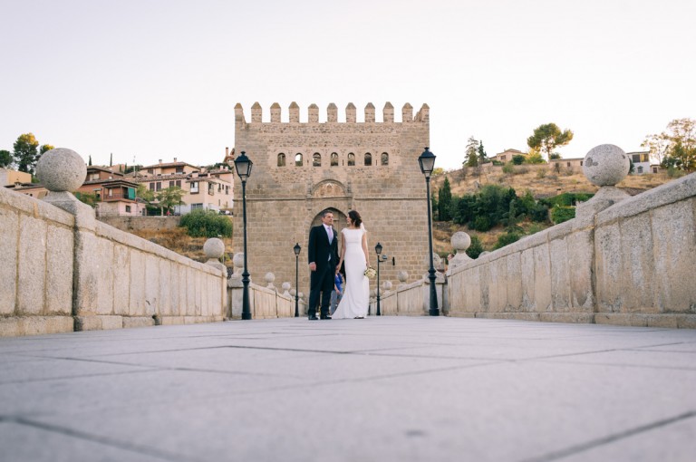 novios paseando por Toledo