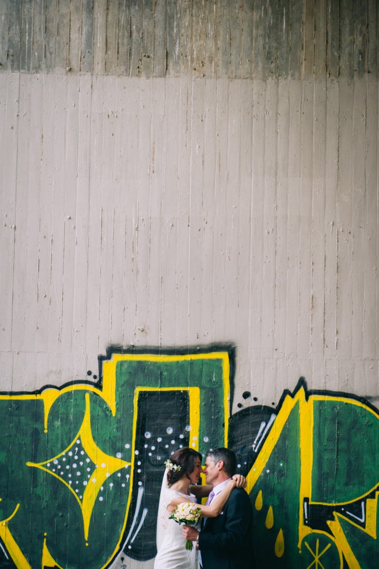 novios con graffitis en Toledo