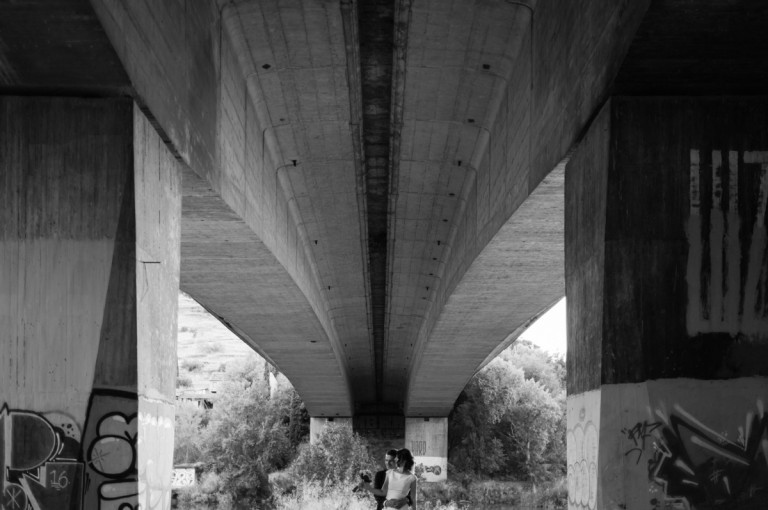 novios debajo de la Torre de la Cava