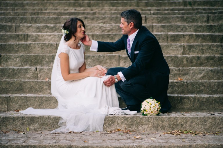 novios sentados en una escalinata