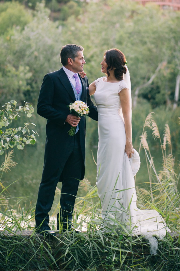 novios mirándose fijamente