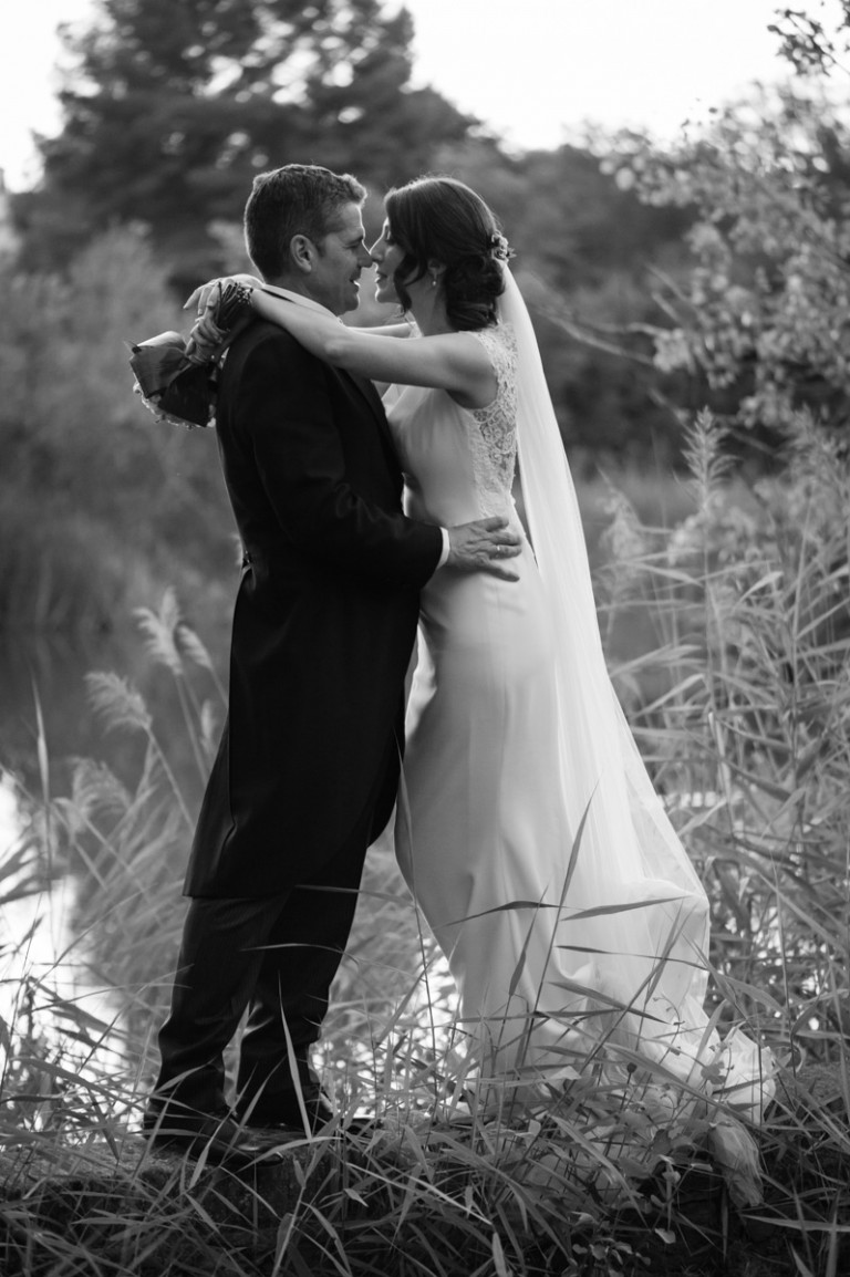 novios besándose felices