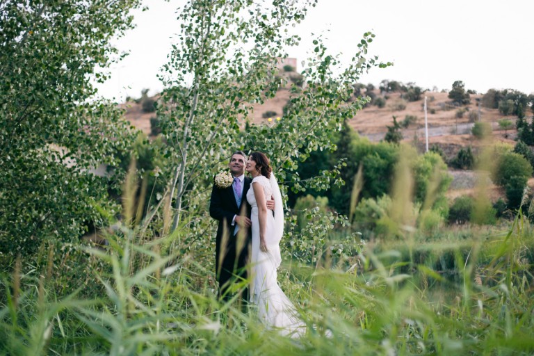 novios abrazados en Toledo