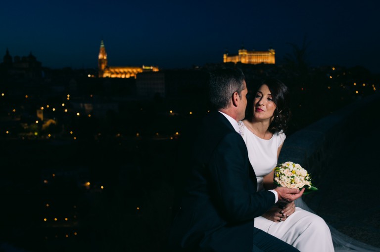 novios paseando por la noche