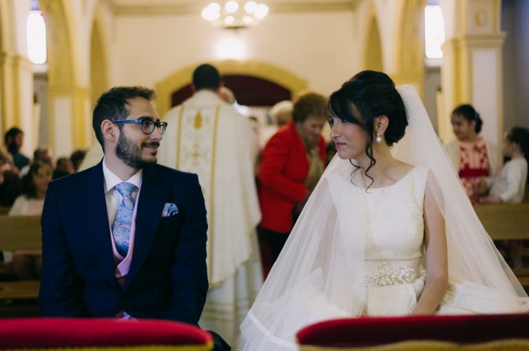 novios-mirándose-en-el-altar-de-la-parroquia