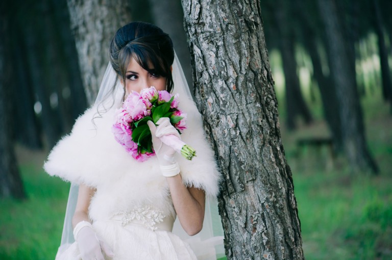 novia oliendo el ramo de flores