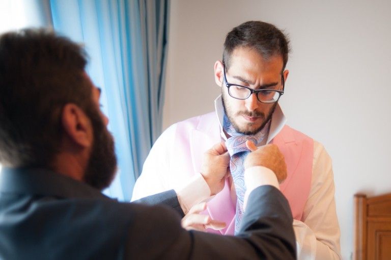 padre poniendo la corbata al novio