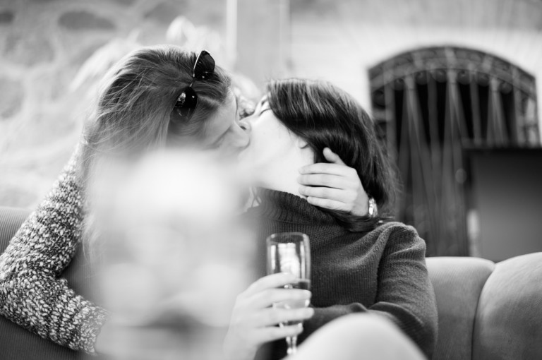 beso apasionado entre novias