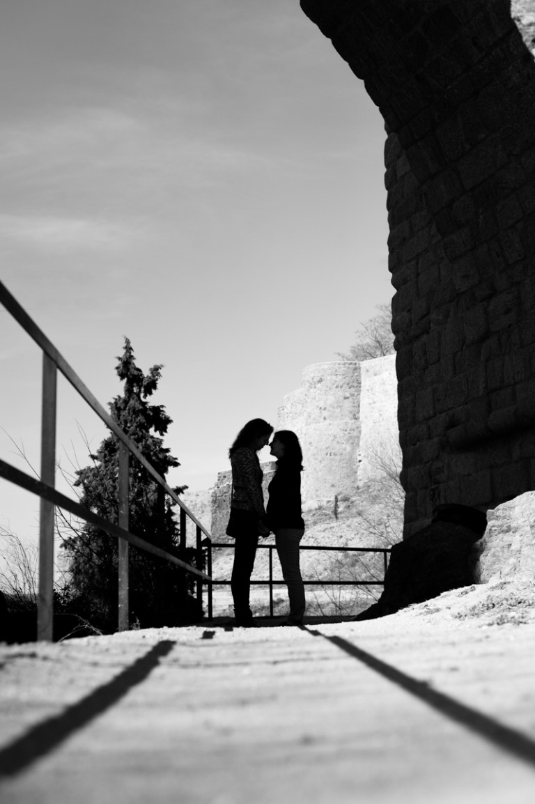 beso en blanco y negro