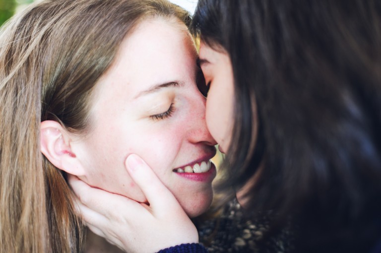 novias besándose apasionadamente