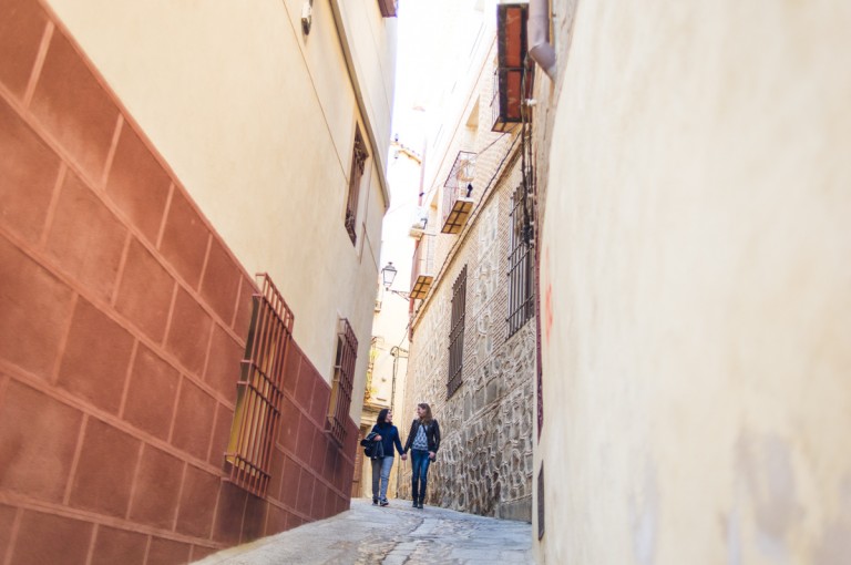 Paseando por lo callejones de Toledo