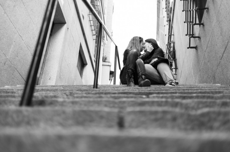 novias sentadas en las escaleras