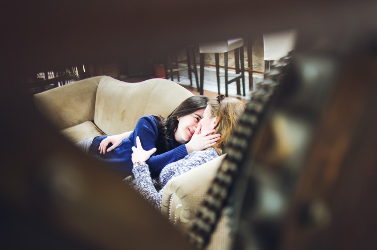 mujeres tumbadas en el sillón