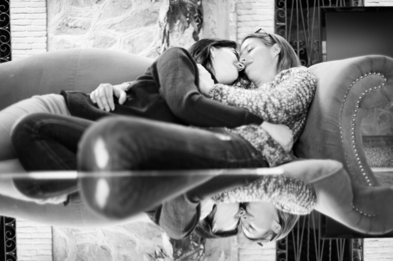 novias abrazándose apasionadamente